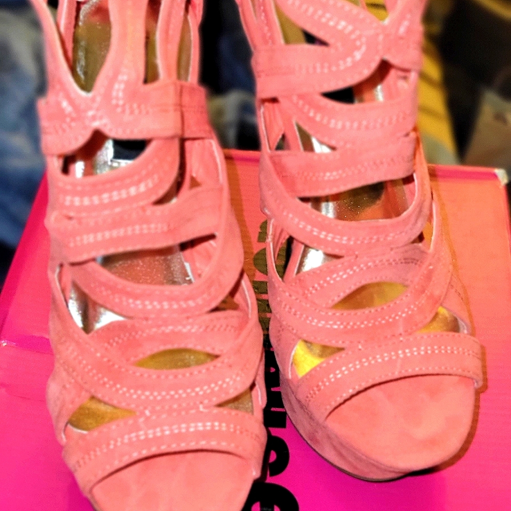 🔥SuperHawt Orange Dollhouse Wedges!